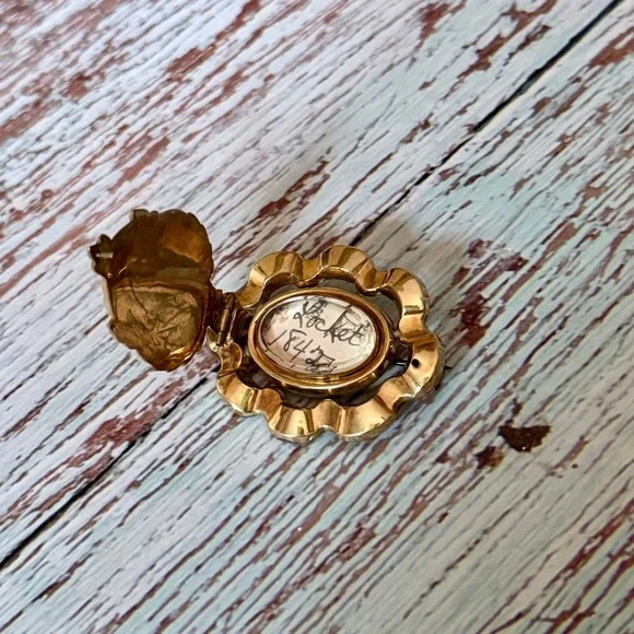 Vintage lot of 4 items 2 pairs earrings locket ring - Picture 8 of 10